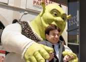 Fotografía de archivo del 20 de mayo de 2010 de una caracterización de Shrek (atrás), la estrella de la famosa saga homónima, y el actor que le de la voz, Mike Myers (frente).