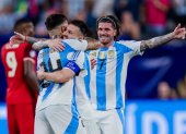 Lionel Messi (c) celebra su gol contra Canadá junto a Enzo Fernández (i) y Rodrigo De Paul (d).