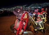 Los bomberos rescataron al conductor que quedó atrapado.