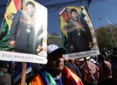 Seguidores del expresidente de Bolivia y líder del Movimiento al Socialismo (MAS), Evo Morales, sostienen carteles de apoyo afuera de la sede del Tribunal Supremo Electoral este miércoles, en La Paz (Bolivia).