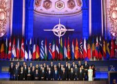 Los líderes de los países miembros de la OTAN y el secretario general de la OTAN, Jens Stoltenberg, se reúnen para una foto de grupo en la ceremonia del 75º aniversario de la OTAN en el Auditorio Mellon en Washington, DC.