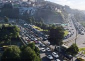 En horas pico, el tránsito se caotiza en el sector de El Trébol, en Quito.