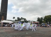 Adolescentes. El grupo La Sultana llegó desde Jipijapa a danzar el baile de la lana.