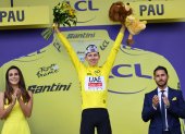 Tadej Pogacar mantiene el maillot amarillo como líder del Tour de Francia.