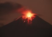 vista de la actividad eruptiva del volcán Sangay, desde la parroquia San Isidro, en el Parque Nacional Sangay, en la ciudad de Macas (Ecuador).