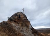 El Morro. La cruz aparece en lo alto de la gruta de la Virgen de Lourdes.