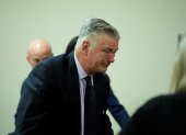 El actor estadounidense Alec Baldwin reacciona durante su juicio por homicidio involuntario en el Tribunal de Distrito del Condado de Santa Fe, en Nuevo México, Estados Unidos.