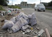Los vecinos de la calle Manglar Alto, en el sur de la ciudad, viven entre basura y escombros.