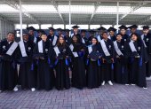Los estudiantes de la tercera generación del colegio ReiventED IDV lucieron felices al estar con las tradicionales capas y birretes para su ceremonia de graduación.