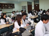 Capacitación. Estudiantes de Medicina asisten a uno de los laboratorios en la Universidad Central.