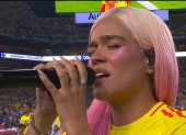 Karol g cantando el Himno Nacional.