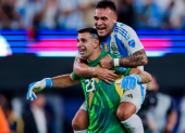 El portero Emiliano Martínez (I) de Argentina celebra con Lautaro Martínez (D) en la Copa América.