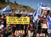 Familiares de rehenes israelíes retenidos por Hamas en Gaza y sus partidarios en una marcha de protesta pidiendo la liberación de los rehenes.