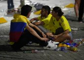 Hinchas de la selección colombiana de fútbol se lamentan en las calles tras la derrota ante Argentina.