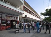 Personas esperan su turno para comparar pan este domingo, en La Habana.