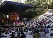 Personas asisten a la inauguración del 34° Festival Internacional de Poesía.