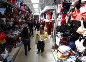 Afuera del Centro Comercial Granada, en las calles Cuenca y Chile, se ubican puestos rodantes, en los que se ofertan trajes para vestir a las mascotas. Las comerciantes fabrican en las noches las prendas, según cuentan.
