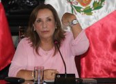 En la foto de archivo fechada el 5 de abril de 2024 aparece la presidenta de Perú, Dina Boluarte, mostrando sus joyas en una rueda de prensa en Lima.