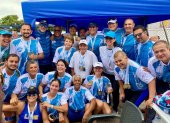 Los nadadores del Guayaquil Tenis Club con las medallas cosechadas.