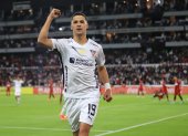 Álex Arce de Liga de Quito celebra un gol ante Always Ready por los "playoffs" de la Copa Sudamericana.