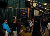 A través del telescopio Merz los quiteños disfrutaron viendo los detalles de la Luna. 2. Afición.