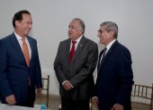 Alberto Molina (centro) junto a Henry Cucalón y Byron San Miguel, quienes presentaron el libro.