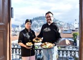 Marta y Luis presentan los tres platos de la tarde, con la hermosa vista de El Panecillo.
