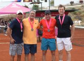Felipe Alarcón y Gonzalo Vera, campeones en 45 años dobles varones (i); junto a Juan Pablo Sicco y Juan José García, vicecampeones.
