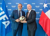 Los máximos dirigentes del fútbol chileno (i) y Gianni Infantino, presidente FIFA, cuando les fue entregada la sede a fines de 2023.