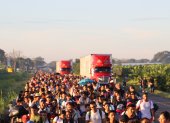 MEX4059. CIUDAD HIDALGO (MÉXICO), 21/07/2024.- Migrantes caminan en caravana por una carretera este domingo en el municipio de Ciudad Hidalgo en Chiapas (México). Una nueva caravana integrada por unos 3.000 migrantes provenientes de países de Centroamérica, Suramérica y África partió este domingo de la localidad mexicana de Ciudad Hidalgo, estado Chiapas, prácticamente en la frontera entre México y Guatemala, para intentar cruzar todo el país y avanzar a Estados Unidos. EFE/ Juan Manuel Blanco