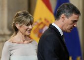 El presidente del Gobierno, Pedro Sánchez (d), junto a su mujer Begoña Gómez (i) a su llegada a la ceremonia el 19 de junio de 2024.