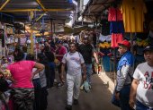 Caracas. Compradores caminan en un mercado popular de la capital venezolana.