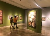 Interesados en el arte visitan la exposición que estará disponible hasta febrero.