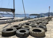Decenas de neumáticos, botellas, tubos y otros residuos plásticos que recuperó la ONG Aegean Rebreath del fondo marino del puerto de Perigiali, situado en la isla griega de Lefkada.
