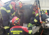 Personal del Cuerpo de Bomberos del Distrito Metropolitano de Quito acudió a atender la emergencia en la Ruta Viva.