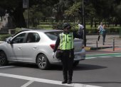 Los agentes de tránsito realizan el control a los autos que circulan por Quito