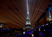 Los espectadores en el Trocadero ven un espectáculo de luces en la Torre Eiffel durante la ceremonia de apertura de los Juegos Olímpicos de París 2024, en París, Francia, el 26 de julio de 2024.