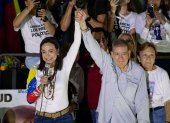 La líder opositora venezolana, María Corina Machado (i), y el candidato a la presidencia de Venezuela, Edmundo González Urrutia (c).