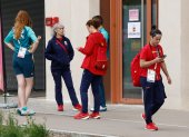 Deportistas españoles fuera del edificio asignado en la Villa.