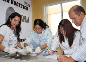 Demostración. Estudiantes de la carrera de Derecho de la UG practican con instrumentos de medicina legal.