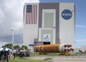 La etapa central completamente ensamblada para el cohete del Sistema de Lanzamiento Espacial de la NASA llega al Edificio de Ensamblaje de Vehículos en el Centro Espacial Kennedy, en Cabo Cañaveral.
