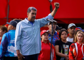 El presidente de Venezuela y aspirante a la reelección, Nicolás Maduro, saluda a los asistentes al cierre de su campaña este 25 de julio de 2024, en Caracas (Venezuela).