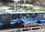 Los guayaquileños dicen estar cansados de movilizarse en unidades obsoletas, inseguras y que no den cabida a un solo usuario más.