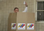 El candidato opositor a la presidencia de Venezuela, Edmundo González Urrutia, muestra su voto este domingo 28 de julio en Caracas.