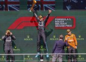 Russell (c), pese a ser coronado en el podio como el ganador del GP de Bélgica, fue despojado del título por lo que ascendió su compañero de escuadra, Lewis Hamilton.