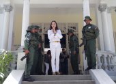 La líder de la oposición Venezolana, María Corina Machado, sale del centro de votación Instituto Elena de Bueno luego de votar este domingo, en Caracas (Venezuela).
