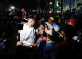 Seguidores del presidente de Venezuela y candidato a la reelección, Nicolás Maduro, bloquean el acceso a personas que intentan entrar a un centro de votación en Caracas.