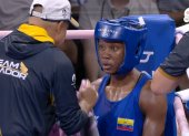 La boxeadora ecuatoriana recibió la asistencia de su entrenador en los octavos de final de París 2024