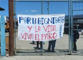 Reclamos. Con carteles llegaron los empleados municipales.