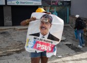 Una persona participa en una protesta por los resultados de las elecciones presidenciales este lunes, en Caracas (Venezuela). Cientos de personas se manifiestan en Caracas luego de que el Consejo Nacional Electoral (CNE) proclamara a Nicolás Maduro como presidente reelecto de Venezuela, tras los comicios celebrados este 28 de julio.